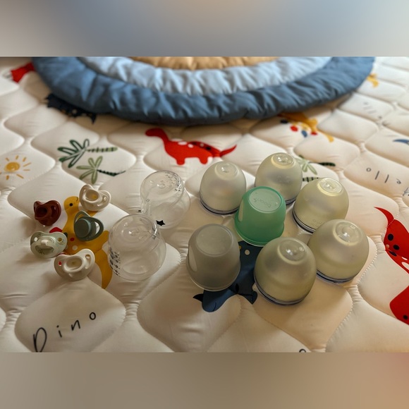 5 Como Tomo bottles, 2 Boon, 2 Tommee Tippee and a few pacifiers 👩‍🍼 - Picture 1 of 1